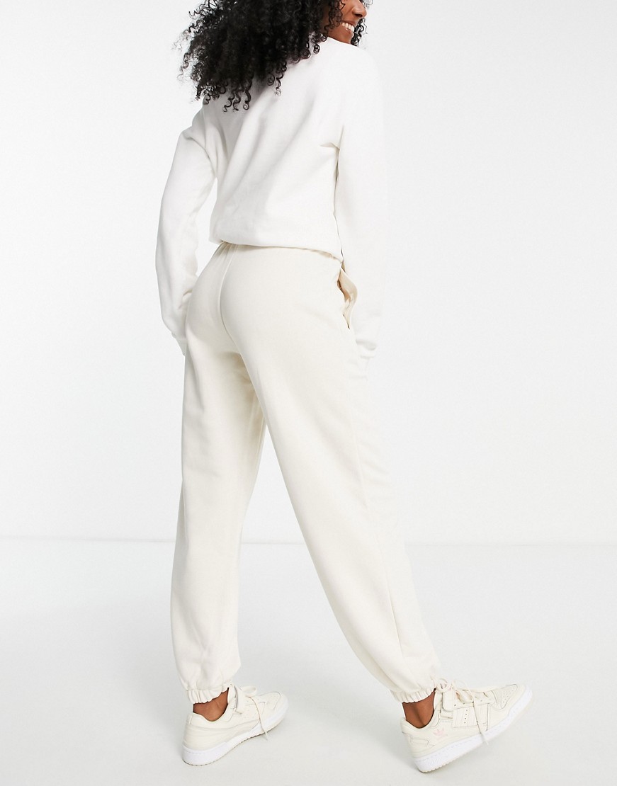 Adidas-Originals-damskie-joggery-oversize-w-kolorze-zlamanej-bieli-XS-1 Adidas-Originals-damskie-joggery-oversize-w-kolorze-zlamanej-bieli-XS
