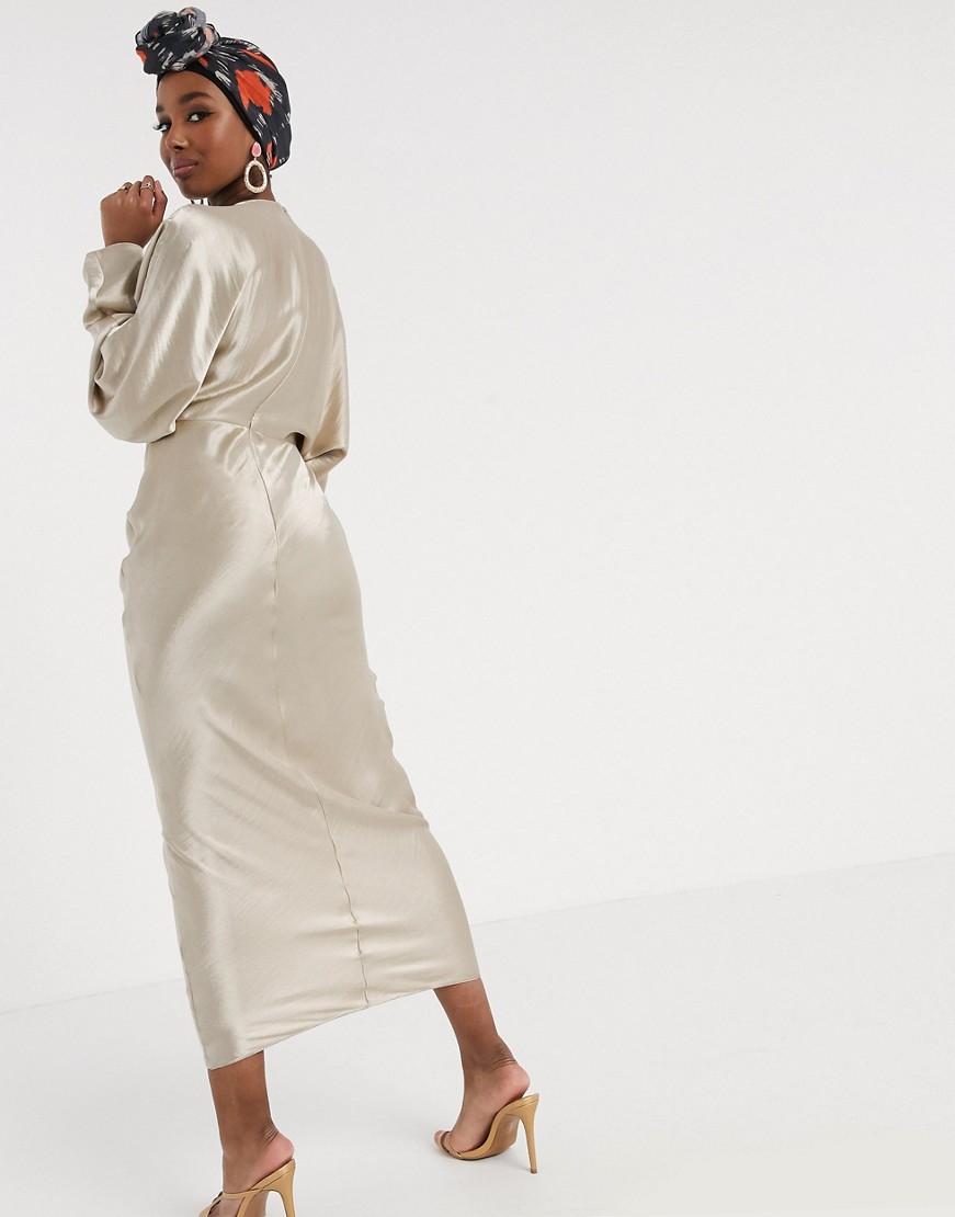 Bezowa-satynowa-sukienka-maxi-z-rekawami-typu-nietoperz-44-1 Bezowa-satynowa-sukienka-maxi-z-rekawami-typu-nietoperz-44