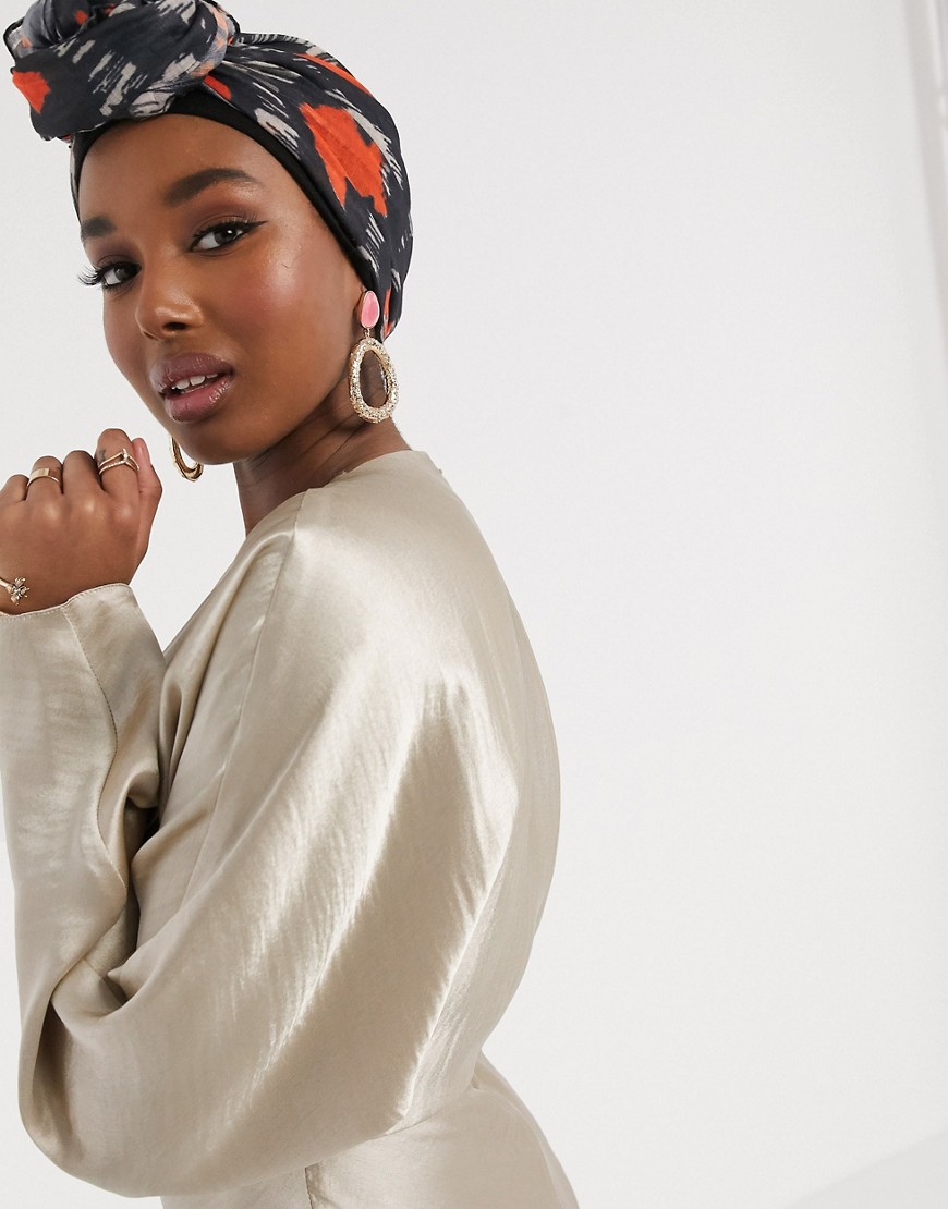 Bezowa-satynowa-sukienka-maxi-z-rekawami-typu-nietoperz-44-2 Bezowa-satynowa-sukienka-maxi-z-rekawami-typu-nietoperz-44