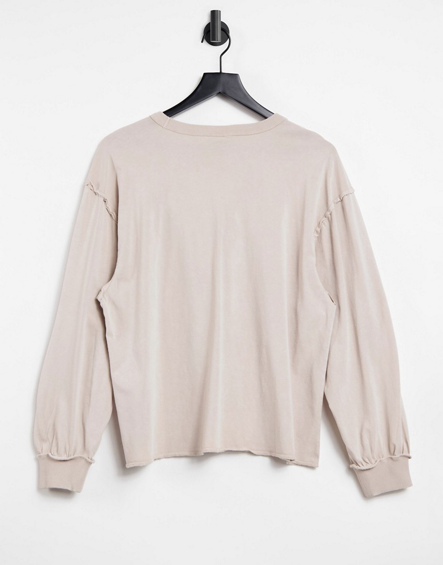 Bezowy-t-shirt-oversize-z-dlugimi-rekawami-z-ozdobnymi-przeszyciami-42-1 Bezowy-t-shirt-oversize-z-dlugimi-rekawami-z-ozdobnymi-przeszyciami-42