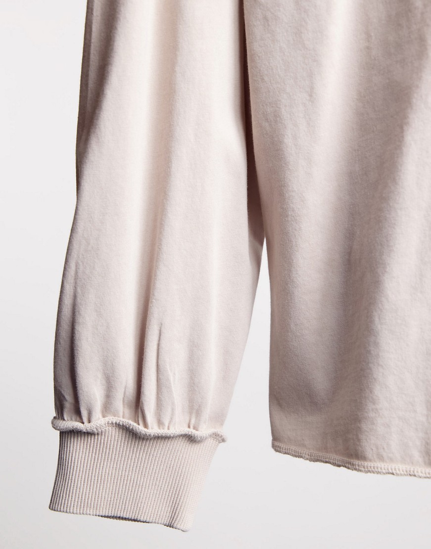 Bezowy-t-shirt-oversize-z-dlugimi-rekawami-z-ozdobnymi-przeszyciami-42-3 Bezowy-t-shirt-oversize-z-dlugimi-rekawami-z-ozdobnymi-przeszyciami-42