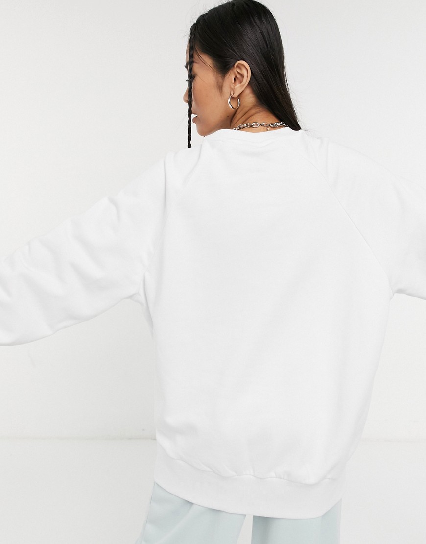 Biala-damska-bluza-dresowa-oversize-z-haftem-38-1 Biala-damska-bluza-dresowa-oversize-z-haftem-38
