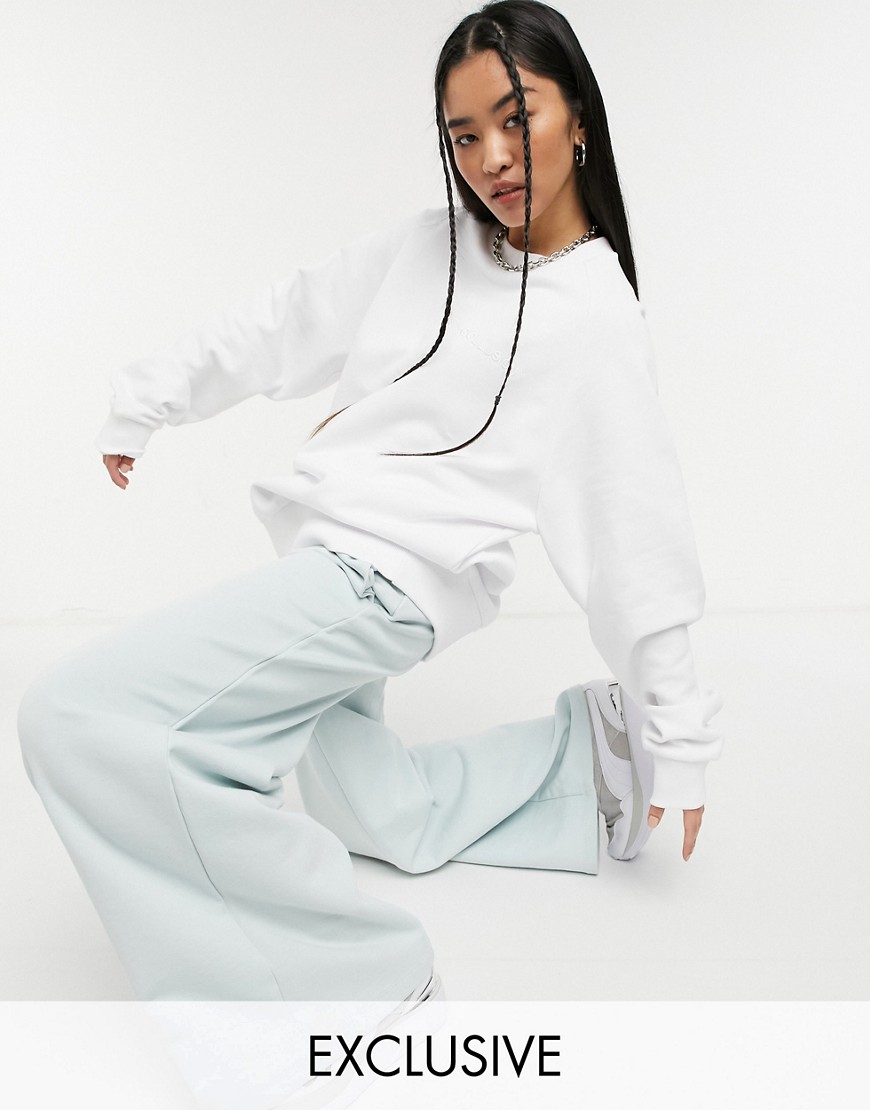 Biała damska bluza dresowa oversize z haftem 38 Biala-damska-bluza-dresowa-oversize-z-haftem-38