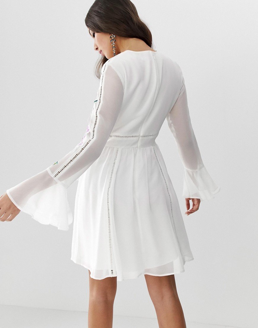 Biala-haftowana-sukienka-mini-z-koronkowym-wykonczeniem-kwiaty-44-1 Biala-haftowana-sukienka-mini-z-koronkowym-wykonczeniem-kwiaty-44