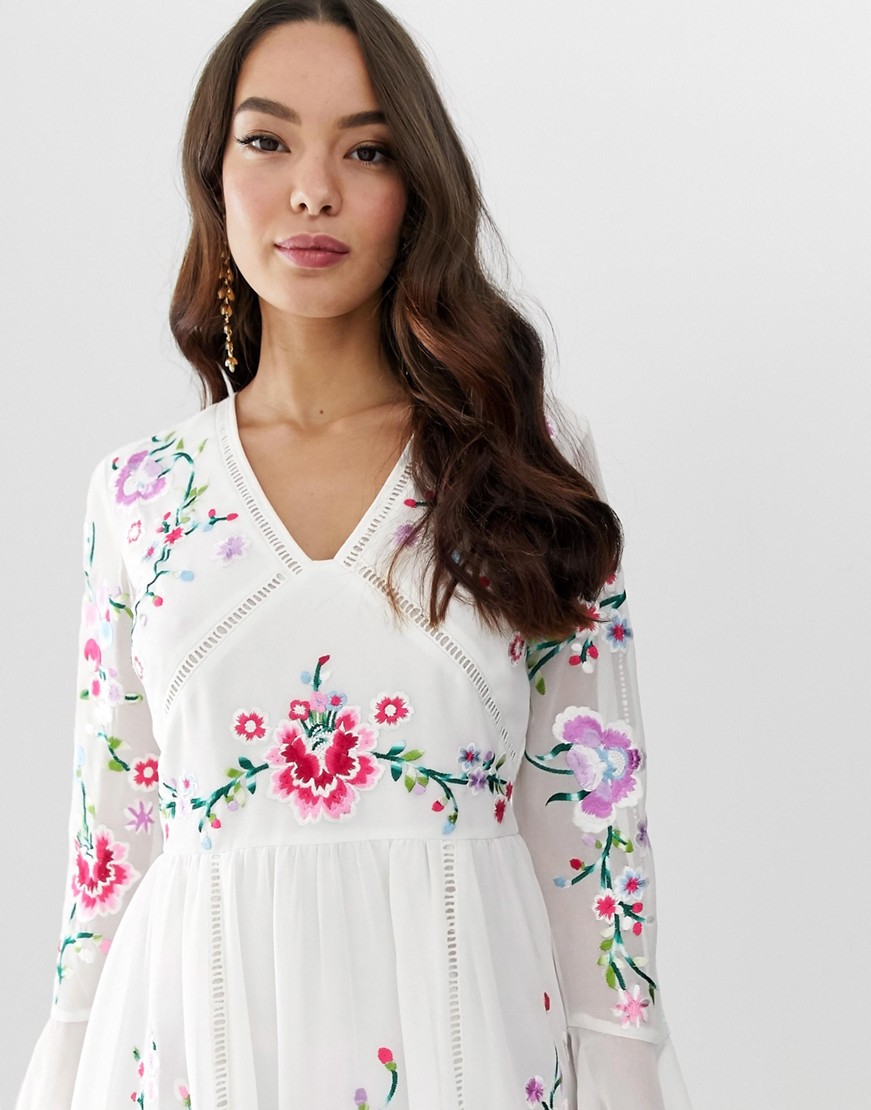 Biala-haftowana-sukienka-mini-z-koronkowym-wykonczeniem-kwiaty-44-2 Biala-haftowana-sukienka-mini-z-koronkowym-wykonczeniem-kwiaty-44