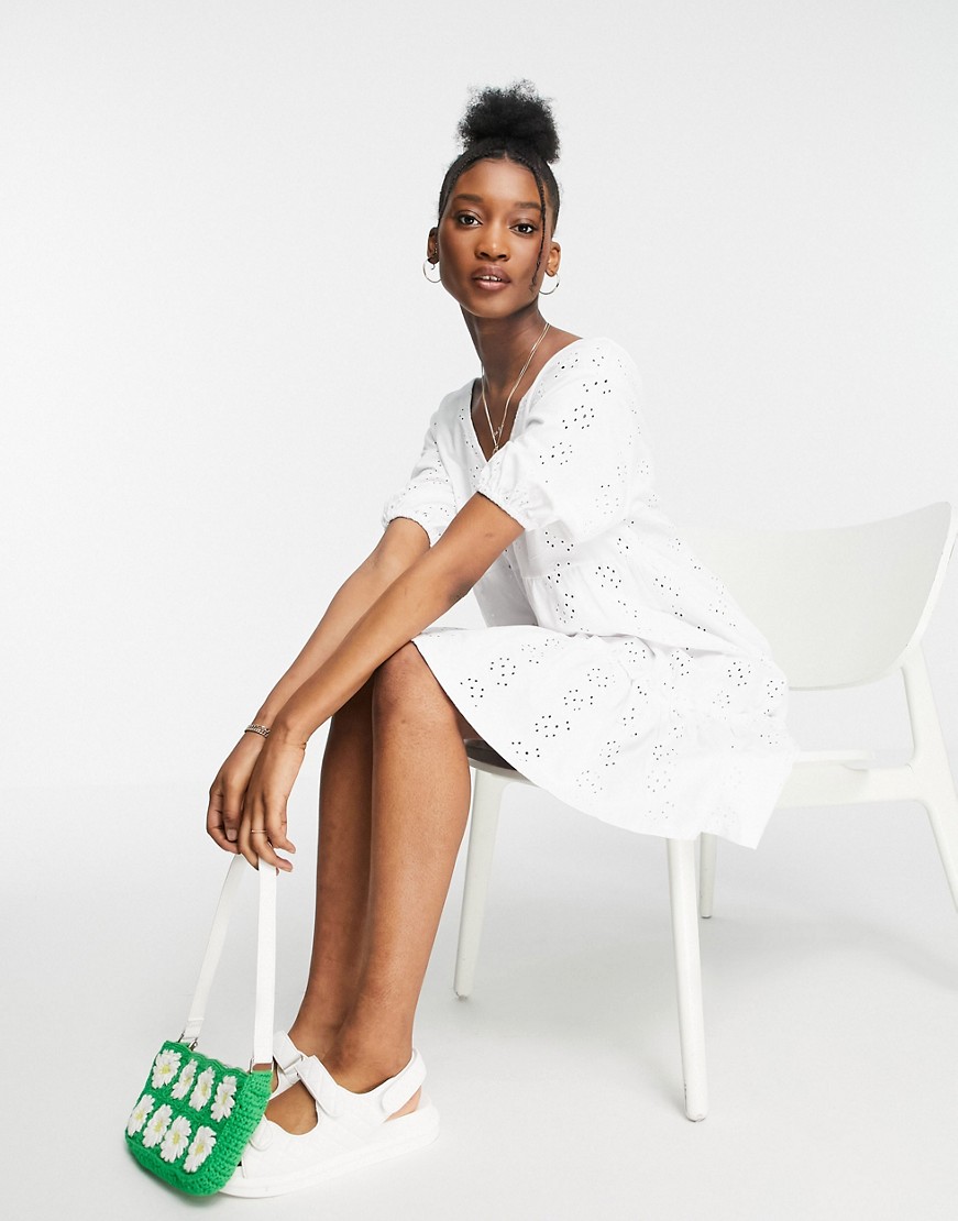 Biala-luzna-sukienka-z-haftem-angielskim-dekoltem-V-44-2 Biala-luzna-sukienka-z-haftem-angielskim-dekoltem-V-44