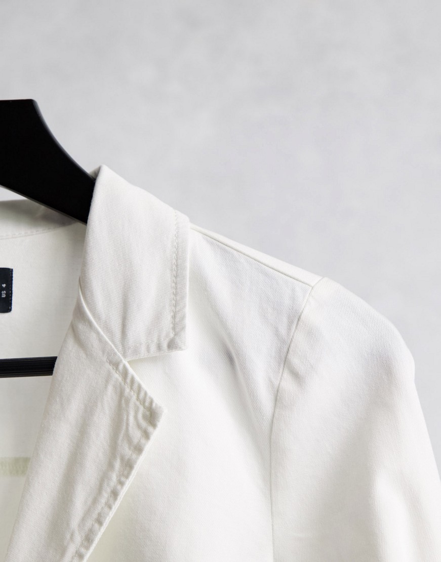 Biala-miekka-jeansowa-koszula-o-krotkim-fasonie-44-3 Biala-miekka-jeansowa-koszula-o-krotkim-fasonie-44