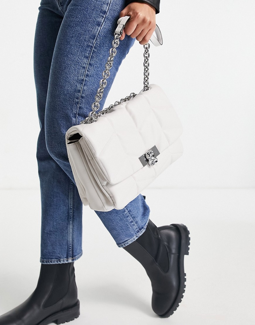 Biala-pikowana-torebka-na-ramie-z-metalowym-wykonczeniem-1 Biala-pikowana-torebka-na-ramie-z-metalowym-wykonczeniem