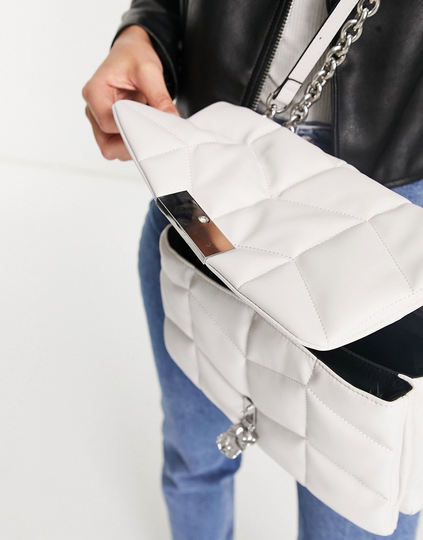 Biala-pikowana-torebka-na-ramie-z-metalowym-wykonczeniem-3 Biala-pikowana-torebka-na-ramie-z-metalowym-wykonczeniem