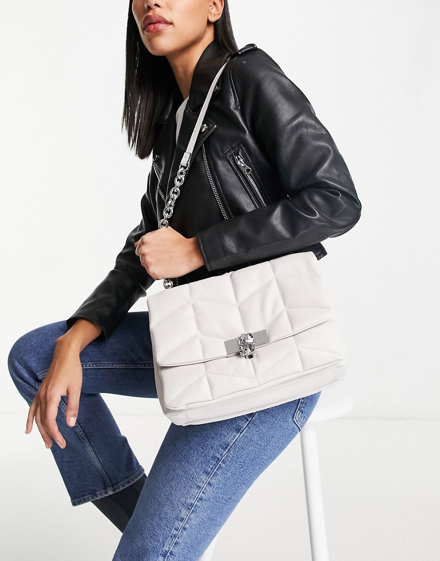 Biała pikowana torebka na ramię z metalowym wykończeniem Biala-pikowana-torebka-na-ramie-z-metalowym-wykonczeniem