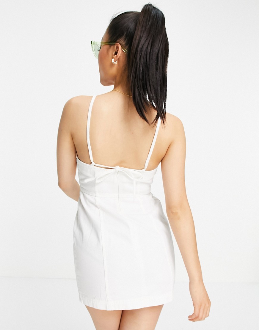 Biala-sukienka-na-ramiaczkach-z-miekkiego-jeansu-z-dekoltem-halter-40-1 Biala-sukienka-na-ramiaczkach-z-miekkiego-jeansu-z-dekoltem-halter-40