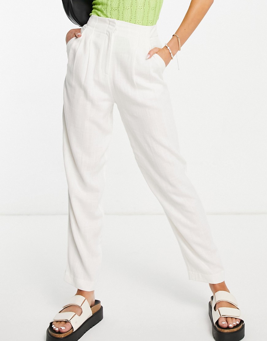 Biale-spodnie-mom-fit-ze-zwezanymi-nogawkami-lniane-defekt-32-3 Biale-spodnie-mom-fit-ze-zwezanymi-nogawkami-lniane-defekt-32