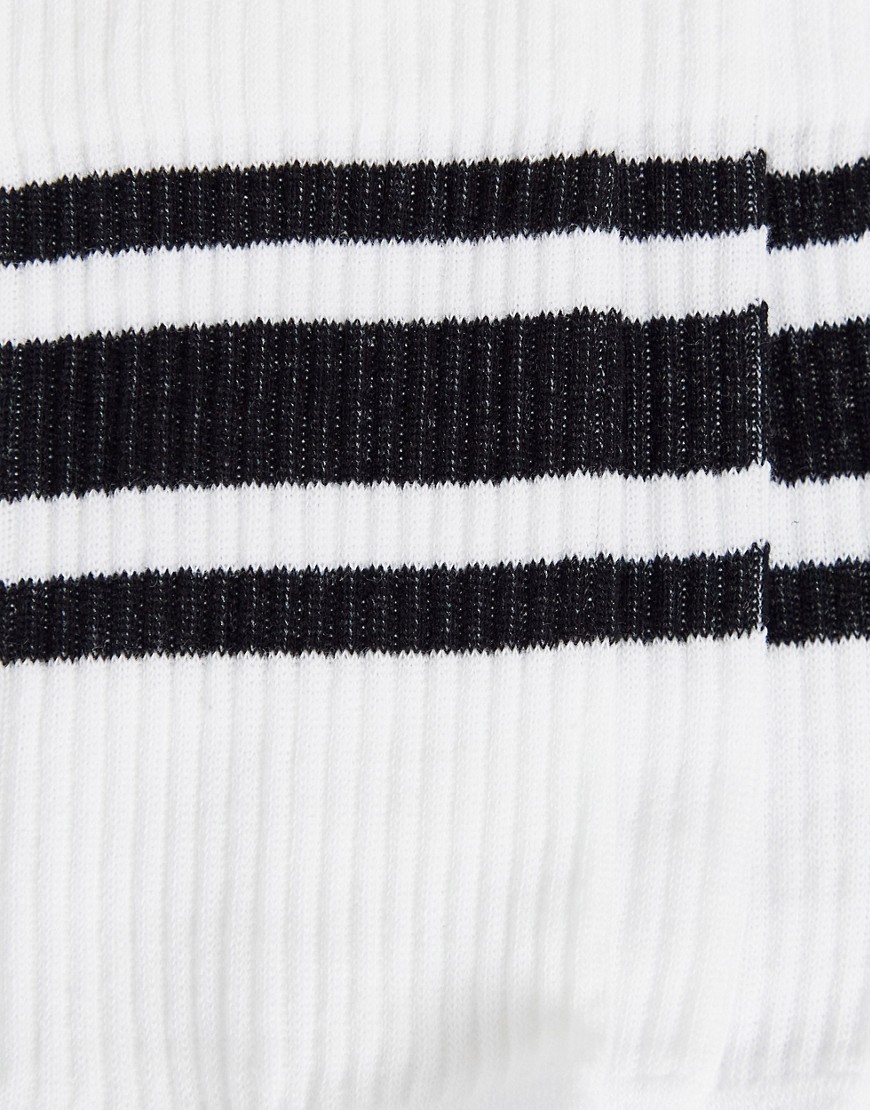 Biale-sportowe-skarpetki-z-paskami-i-podeszwa-z-materialu-frotte-39-42-1 Biale-sportowe-skarpetki-z-paskami-i-podeszwa-z-materialu-frotte-39-42