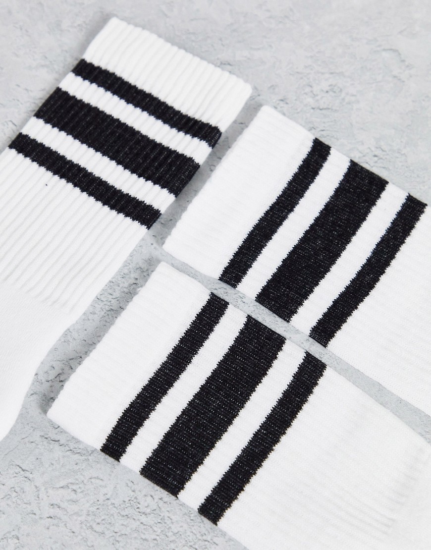 Biale-sportowe-skarpetki-z-paskami-i-podeszwa-z-materialu-frotte-39-42-2 Biale-sportowe-skarpetki-z-paskami-i-podeszwa-z-materialu-frotte-39-42