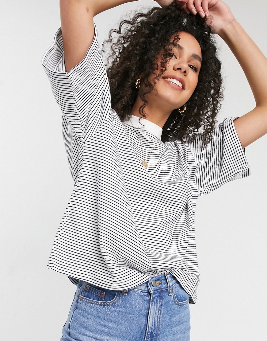 Biały T-shirt oversize o kroju pudełkowym w paski plus size 52 Bialy-T-shirt-oversize-o-kroju-pudelkowym-w-paski-plus-size-52