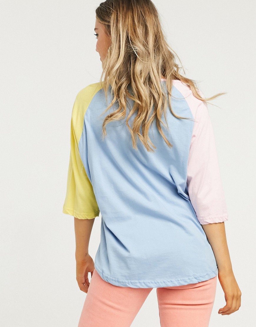 Bluzka-damska-niebieska-oversize-z-napisem-40-1 Bluzka-damska-niebieska-oversize-z-napisem-40