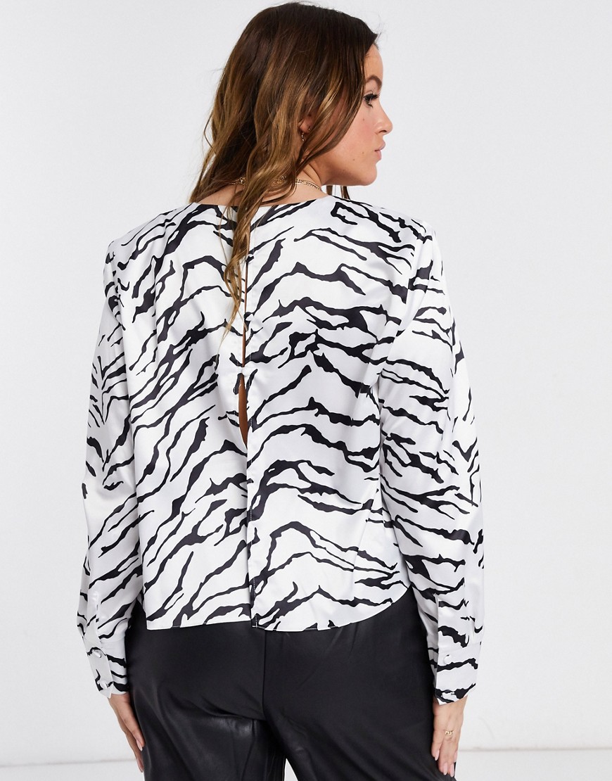 Bluzka-z-dlugim-rekawem-poduszkami-na-ramionach-i-w-zeberke-defekt-plus-size-50-1 Bluzka-z-dlugim-rekawem-poduszkami-na-ramionach-i-w-zeberke-defekt-plus-size-50