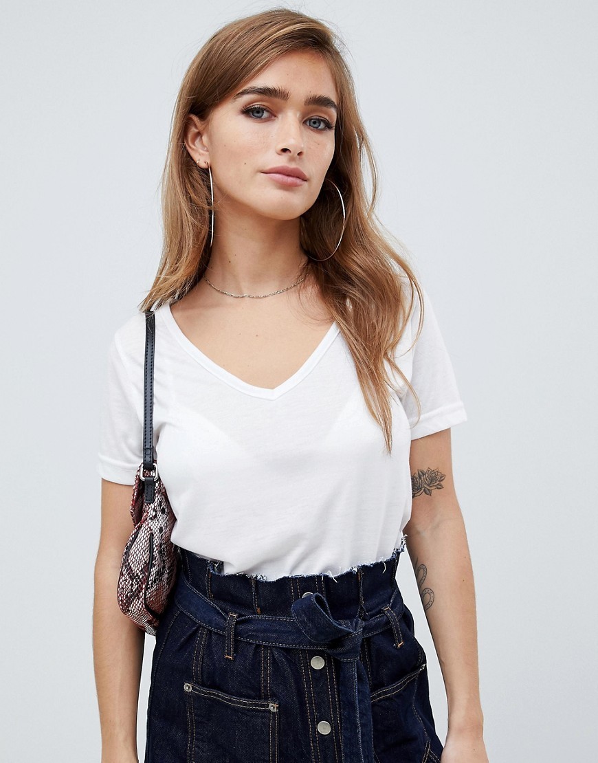 Boohoo Biały T-shirt dekolt v damski M 38 Boohoo-Bialy-T-shirt-dekolt-v-damski-M-38