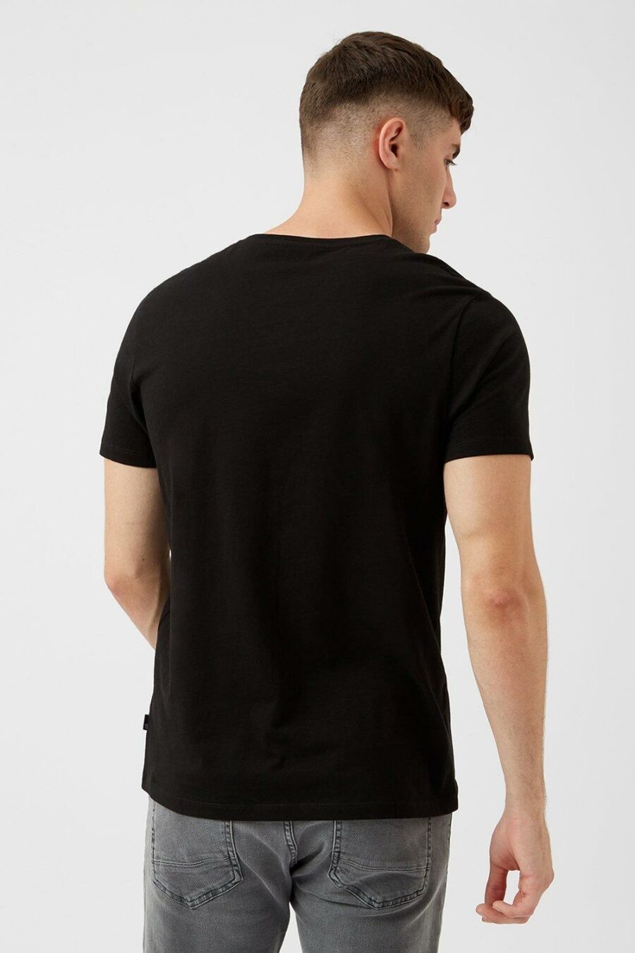 Burton-czarny-t-shirt-z-dekoltem-V-L
