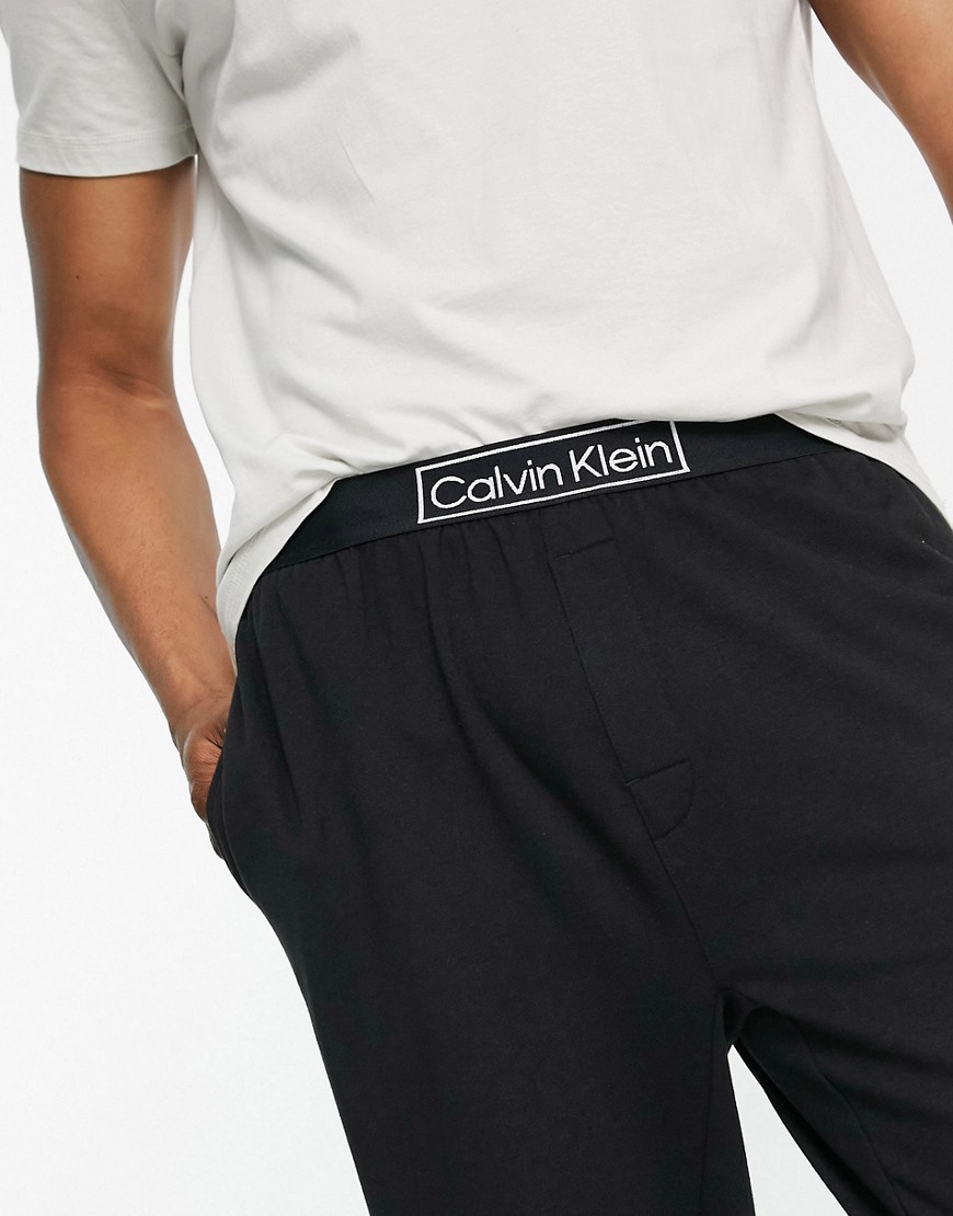 Calvin-Klein-Reimagined-czarne-meskie-joggersy-dresowe-logo-XS-1 Calvin-Klein-Reimagined-czarne-meskie-joggersy-dresowe-logo-XS
