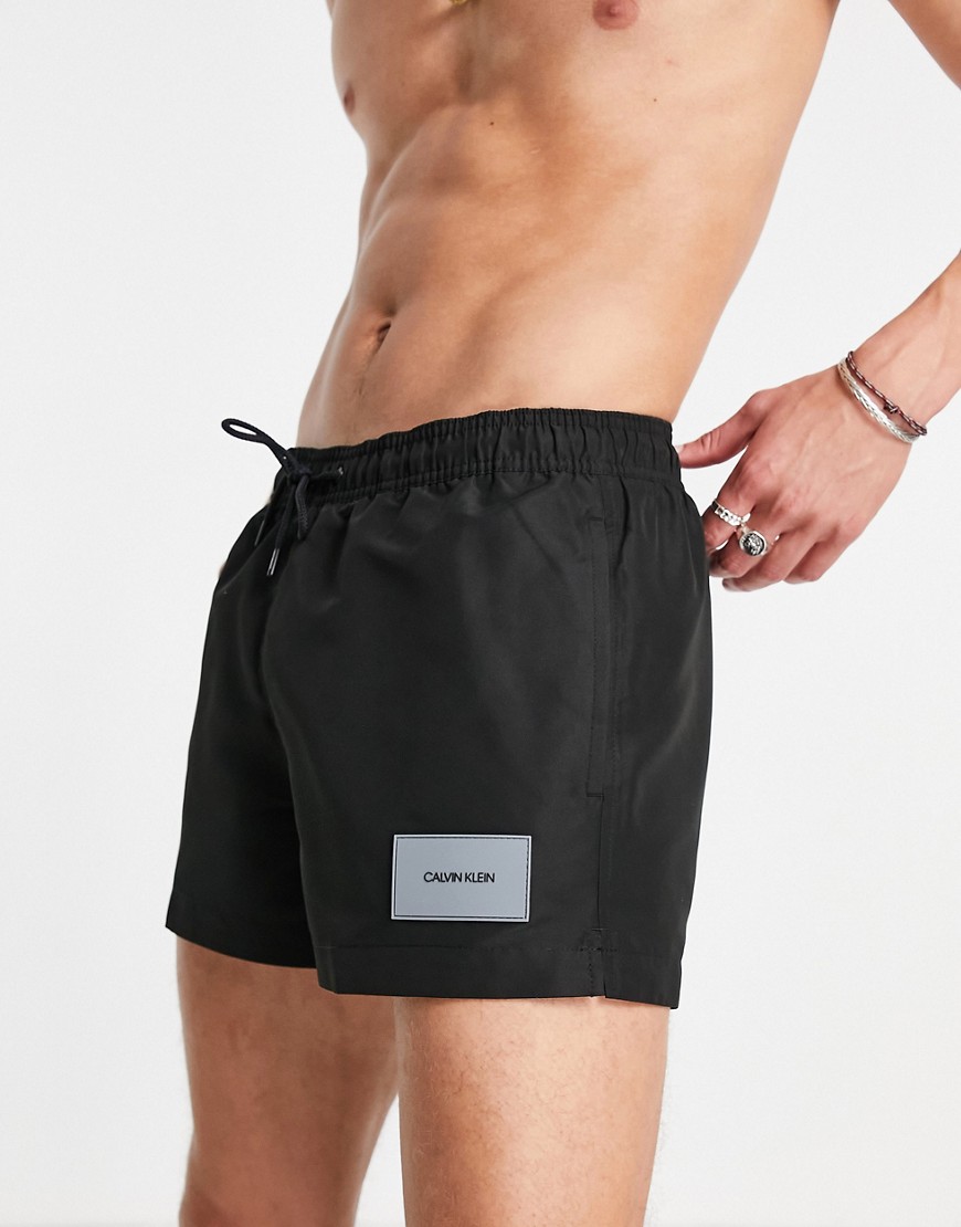 Calvin-Klein-czarne-krotkie-szorty-kapielowe-z-naszywka-z-logo-S-6 Calvin-Klein-czarne-krotkie-szorty-kapielowe-z-naszywka-z-logo-S