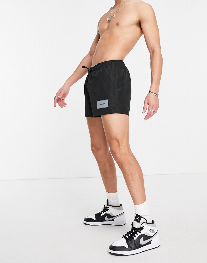 Calvin-Klein-czarne-krotkie-szorty-kapielowe-z-naszywka-z-logo-S-7 Calvin-Klein-czarne-krotkie-szorty-kapielowe-z-naszywka-z-logo-S