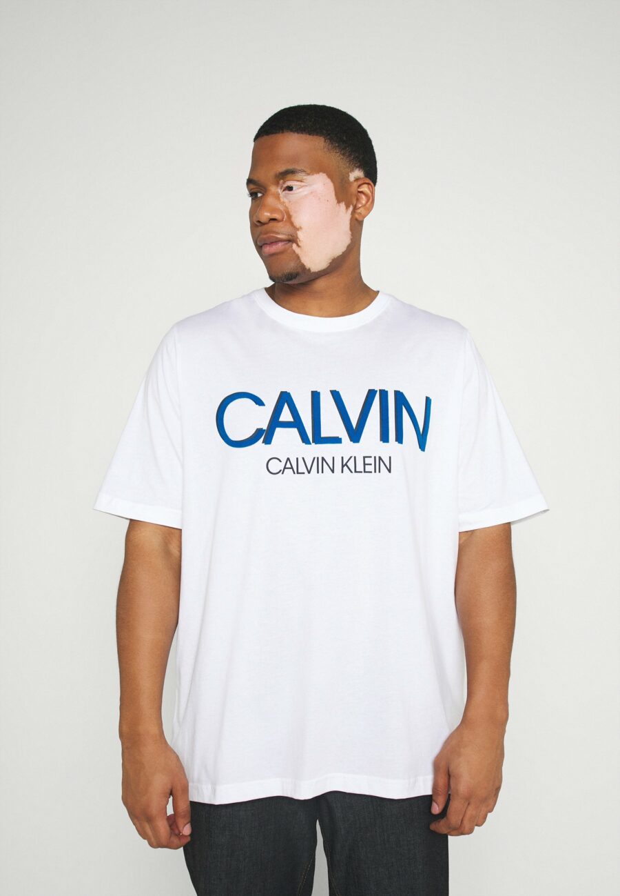 Calvin-Klein-t-shirt-meski-z-nadrukiem-bialy-S
