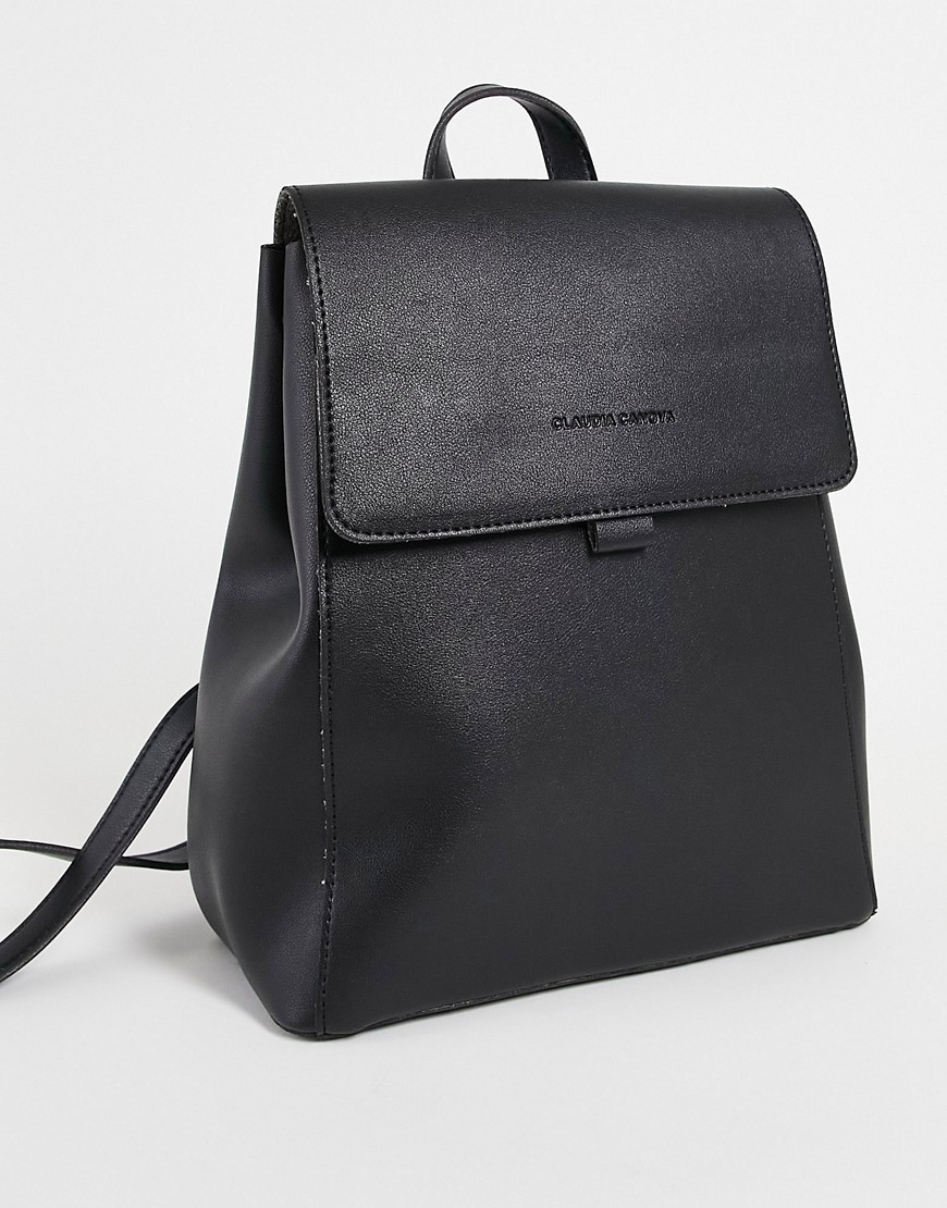 Claudia Canova czarny klasyczny plecak z klapką imitacja skóry defekt Claudia-Canova-czarny-klasyczny-plecak-z-klapka-imitacja-skory-defekt