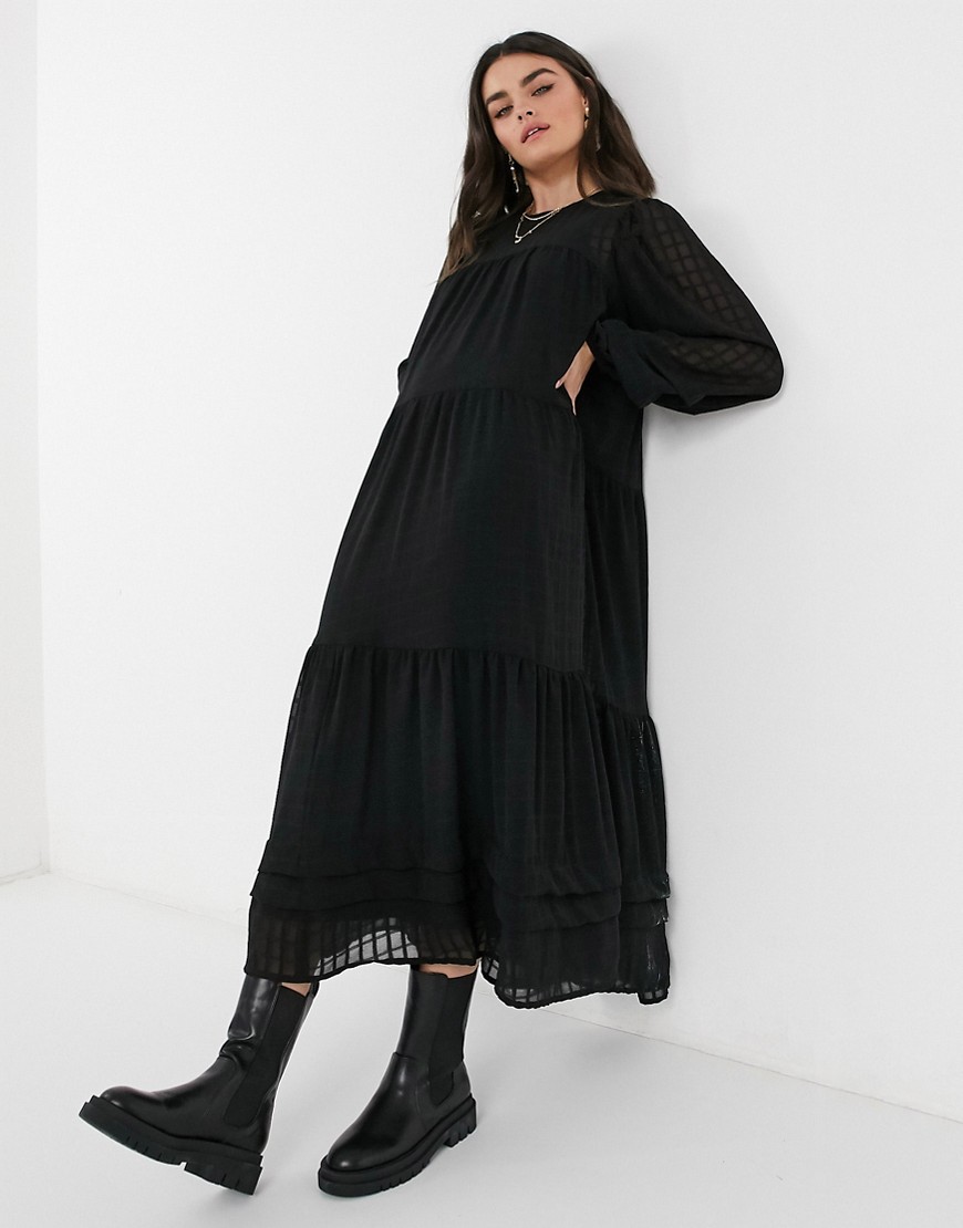 Czarna-luzna-sukienka-maxi-o-kroju-oversize-z-zaszewkami-i-wzorem-w-krate-34-3 Czarna-luzna-sukienka-maxi-o-kroju-oversize-z-zaszewkami-i-wzorem-w-krate-34
