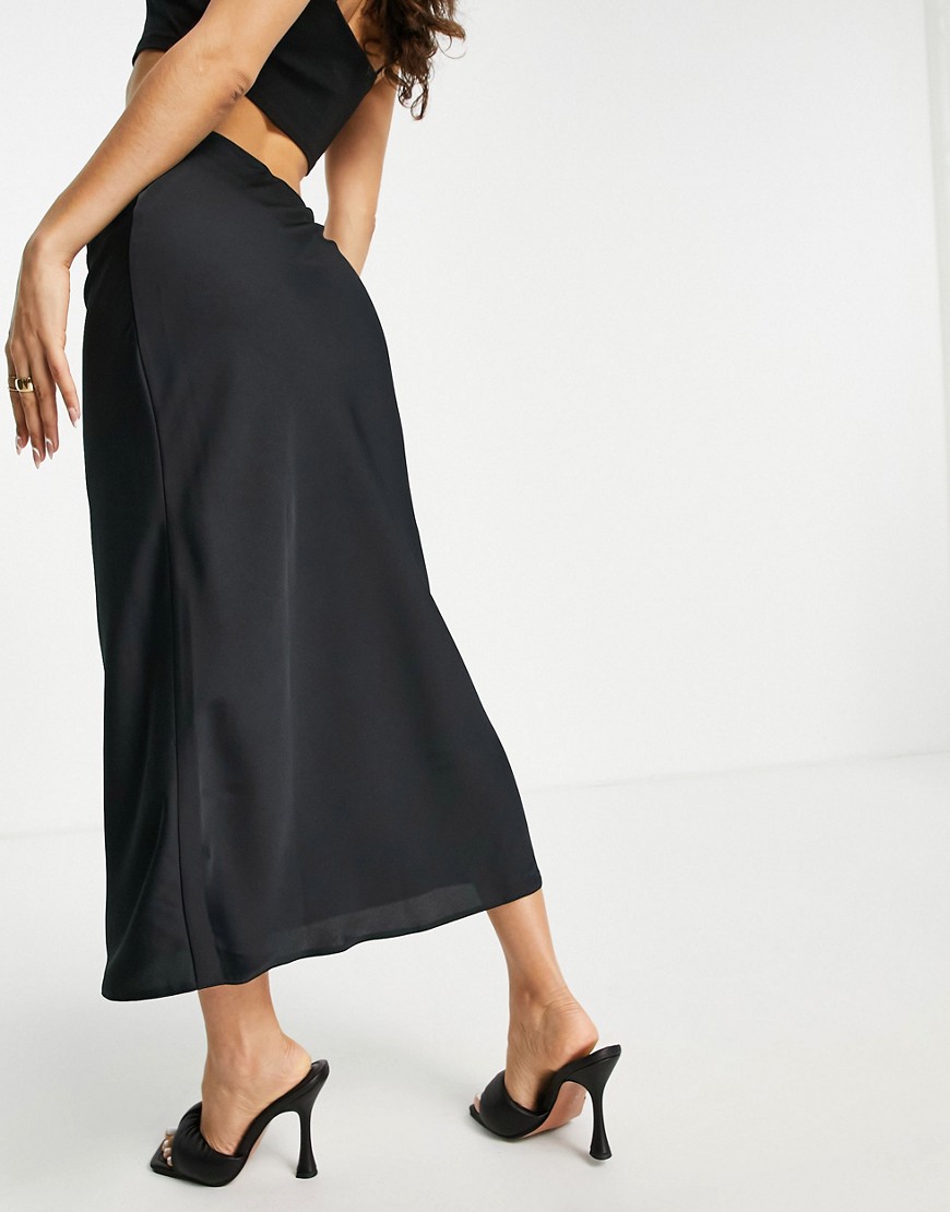 Czarna-satynowa-spodnica-midi-ze-skosu-S-2 Czarna-satynowa-spodnica-midi-ze-skosu-S