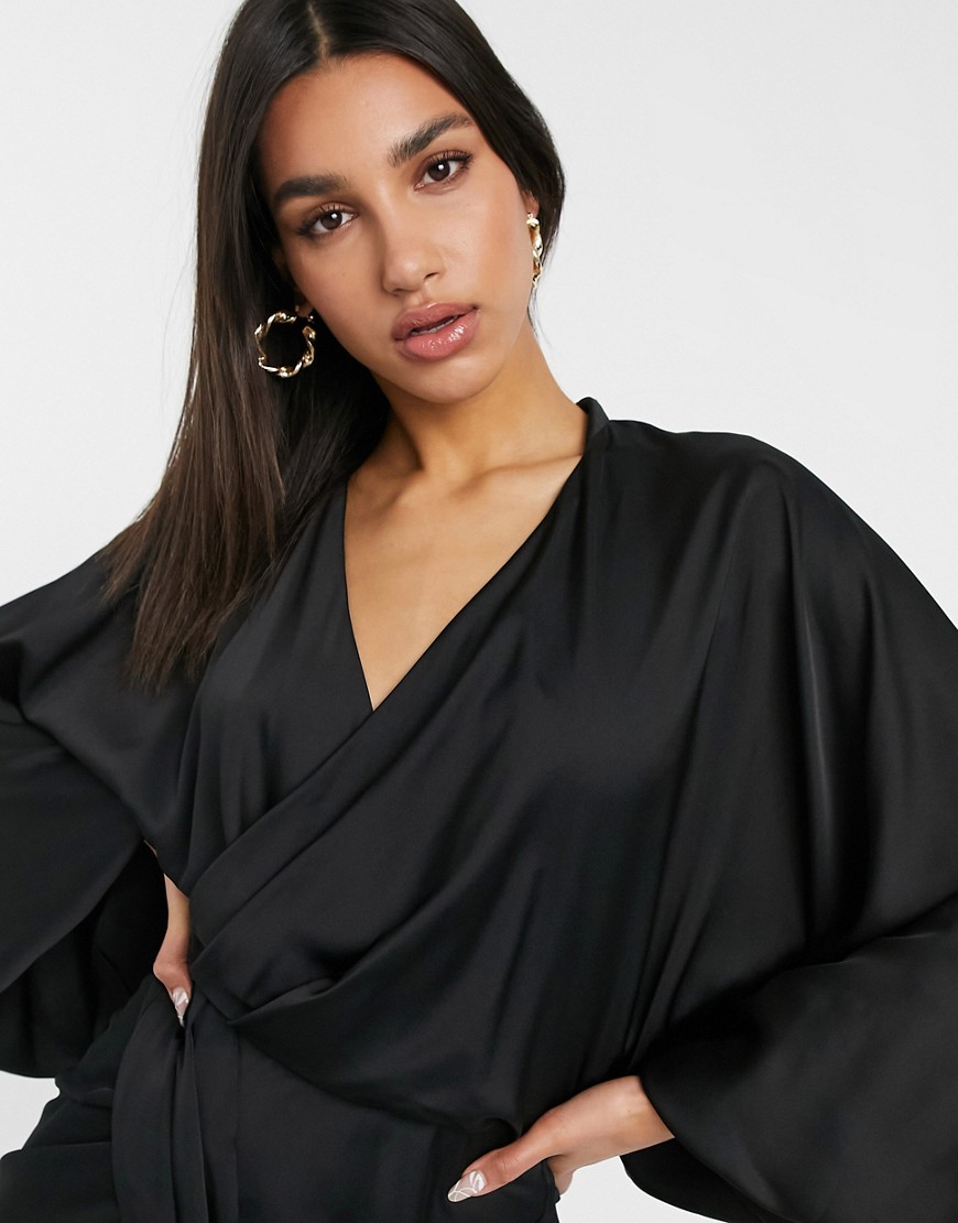 Czarna-satynowa-sukienka-mini-z-szerokimi-rekawami-i-odkrytymi-plecami-plus-size-46-2 Czarna-satynowa-sukienka-mini-z-szerokimi-rekawami-i-odkrytymi-plecami-plus-size-46