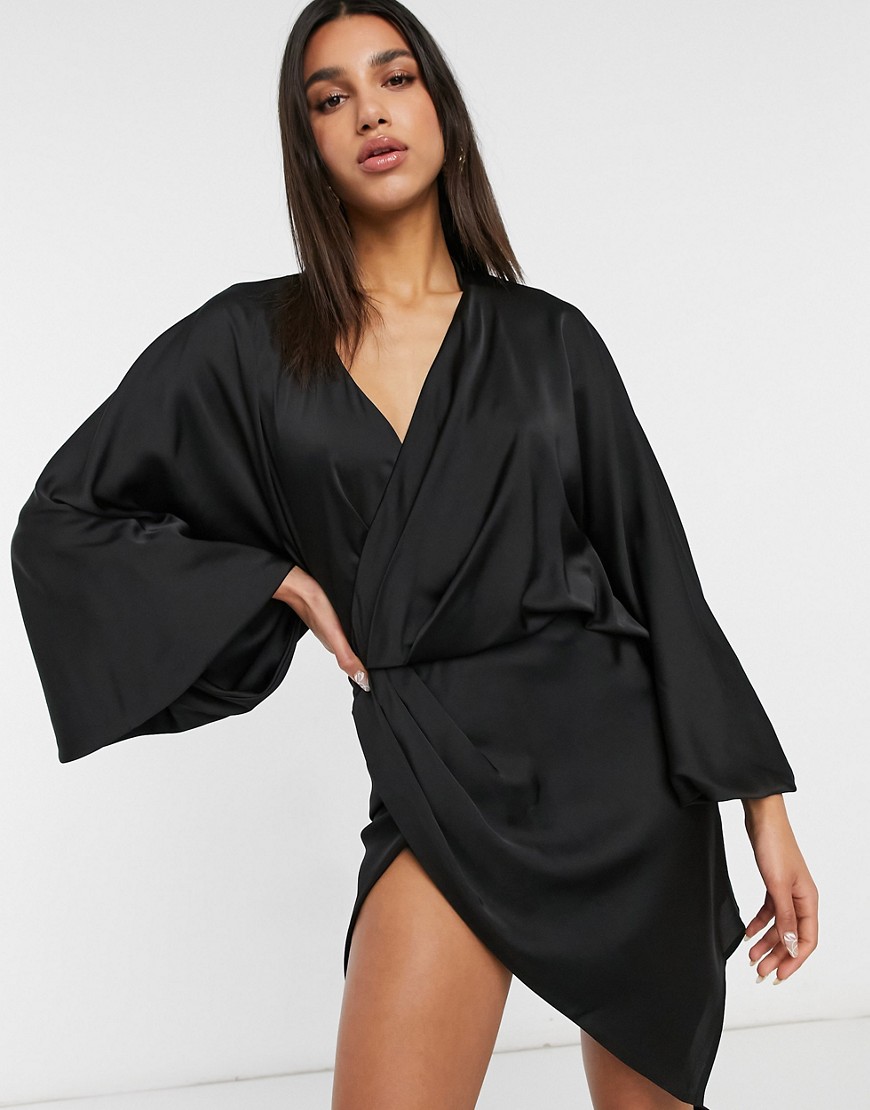 Czarna satynowa sukienka mini z szerokimi rękawami i odkrytymi plecami plus size 46 Czarna-satynowa-sukienka-mini-z-szerokimi-rekawami-i-odkrytymi-plecami-plus-size-46