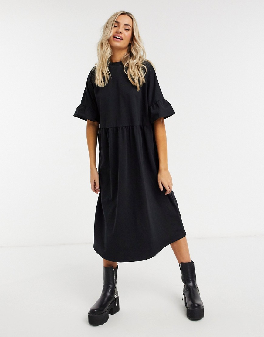 Czarna sukienka midi oversize z falbankami przy rękawach 38 Czarna-sukienka-midi-oversize-z-falbankami-przy-rekawach-38