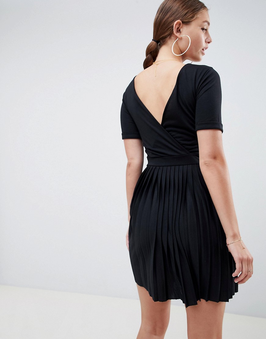 Czarna-sukienka-mini-plisowana-na-lato-S-36