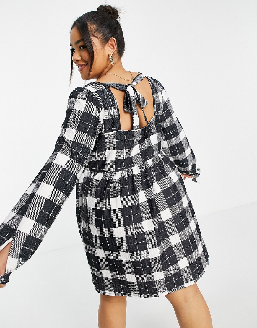 Czarno-biala-luzna-sukienka-mini-w-krate-z-kwadratowym-dekoltem-plus-size-58-3 Czarno-biala-luzna-sukienka-mini-w-krate-z-kwadratowym-dekoltem-plus-size-58