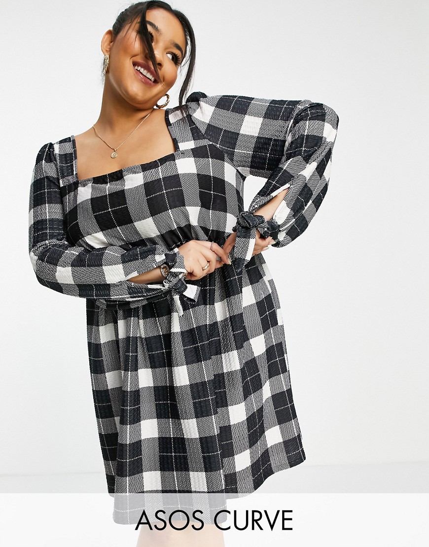 Czarno biała luźna sukienka mini w kratę z kwadratowym dekoltem plus size 58 Czarno-biala-luzna-sukienka-mini-w-krate-z-kwadratowym-dekoltem-plus-size-58