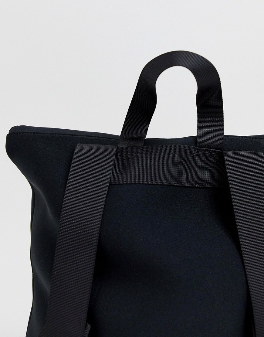 Czarny-plecak-gora-zapinana-na-zamek-1 Czarny-plecak-gora-zapinana-na-zamek