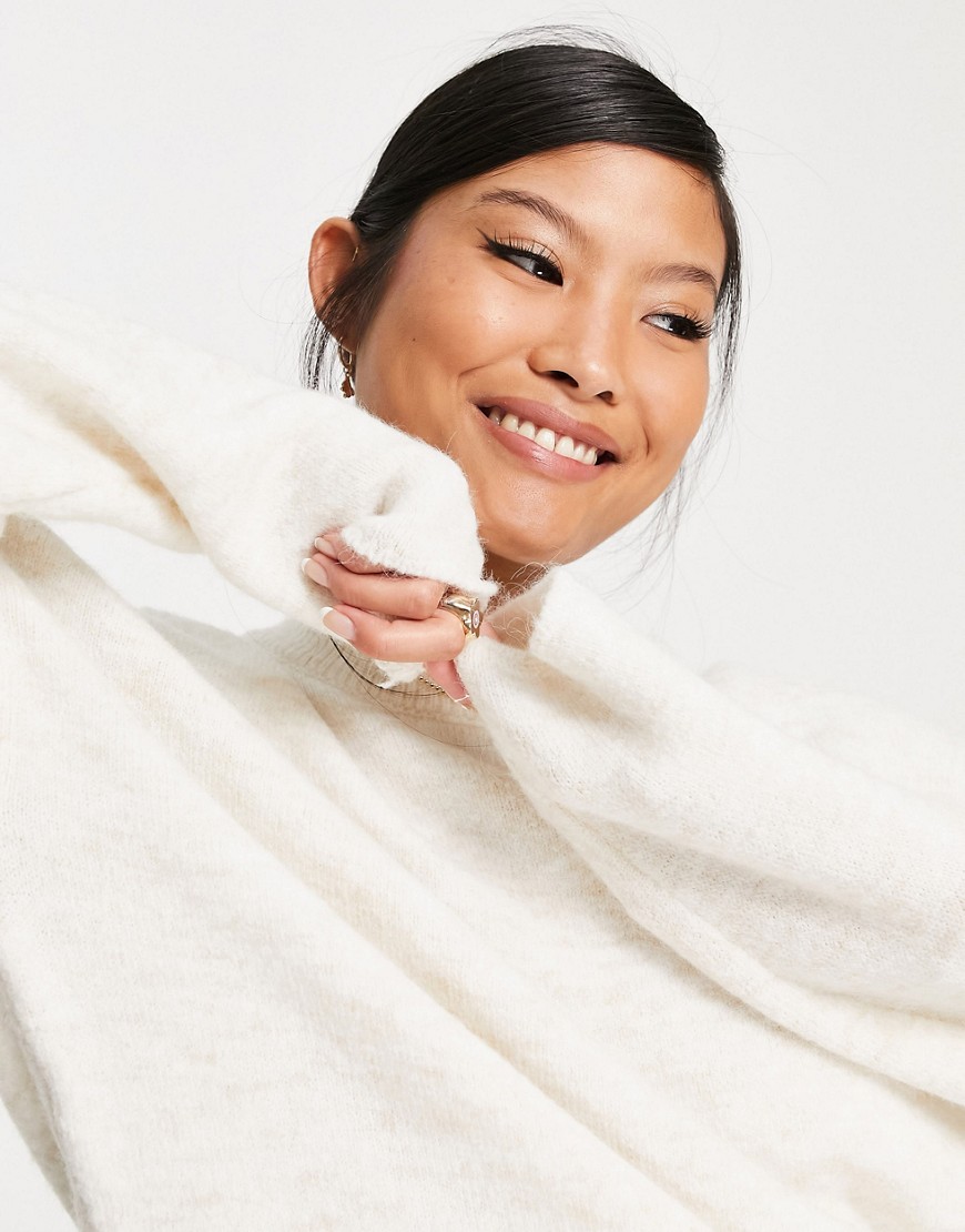 Damski-kremowy-sweter-oversize-z-obszernymi-rekawami-defekt-XXS-2 Damski-kremowy-sweter-oversize-z-obszernymi-rekawami-defekt-XXS