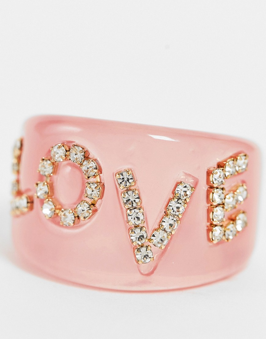 DesignB-London-rozowy-pierscionek-z-tworzywa-z-napisem-„Love-2 DesignB-London-rozowy-pierscionek-z-tworzywa-z-napisem-„Love”
