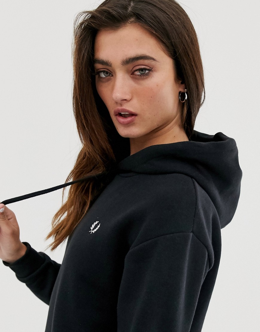 Fred-Perry-damska-bluza-z-lampasami-i-kapturem-logo-40-2 Fred-Perry-damska-bluza-z-lampasami-i-kapturem-logo-40