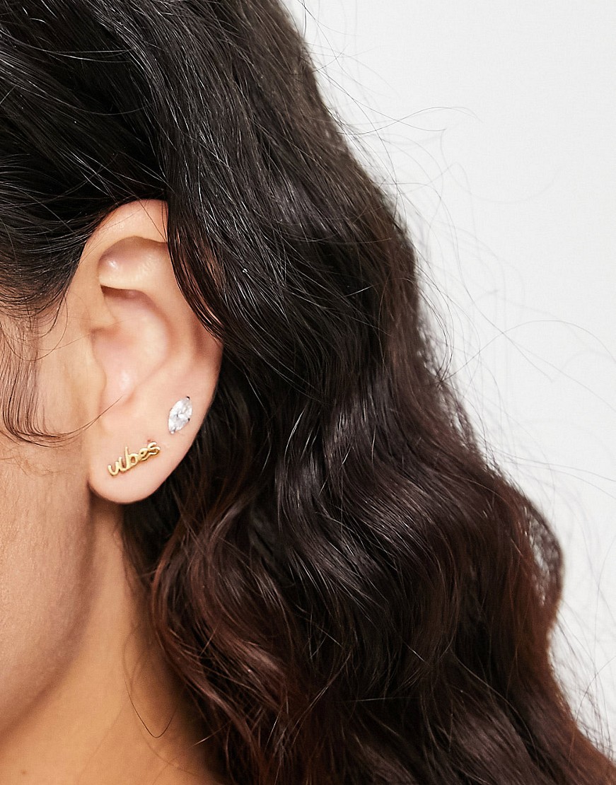 Hoops-Chains-LDN-kolczyki-wkretki-z-napisem-„good-vibes-pokryte-18-karatowym-zlotem-3 Hoops--Chains-LDN-kolczyki-wkretki-z-napisem-„good-vibes--pokryte-18-karatowym-zlotem