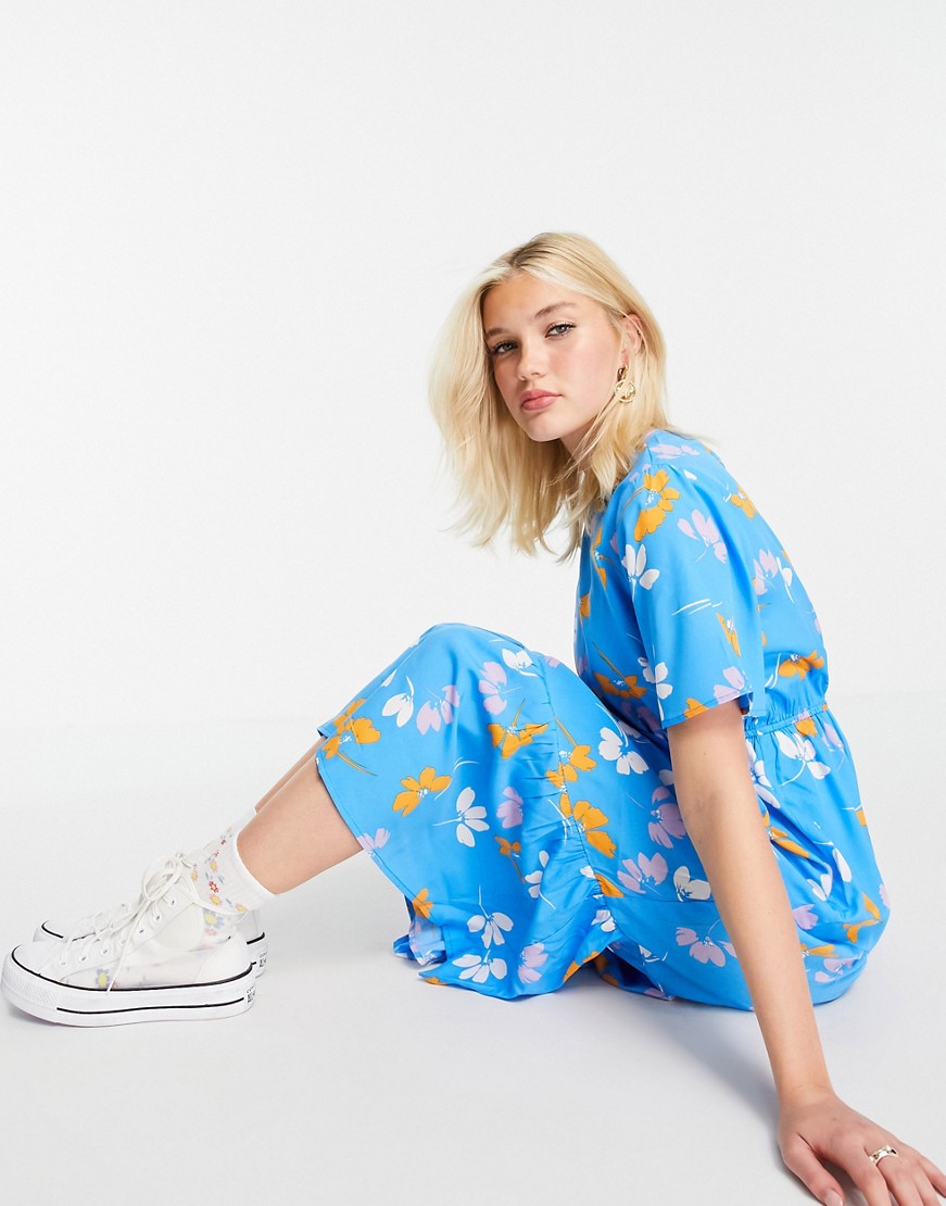 Influence-niebieska-sukienka-midi-z-warstwowym-dolem-w-kwiaty-defekt-44-3 Influence-niebieska-sukienka-midi-z-warstwowym-dolem-w-kwiaty-defekt-44