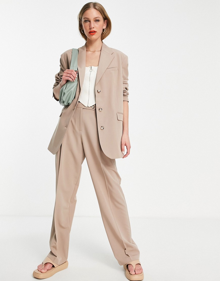 Jasnobrazowa-marynarka-damska-oversize-defekt-40-3 Jasnobrazowa-marynarka-damska-oversize-defekt-40