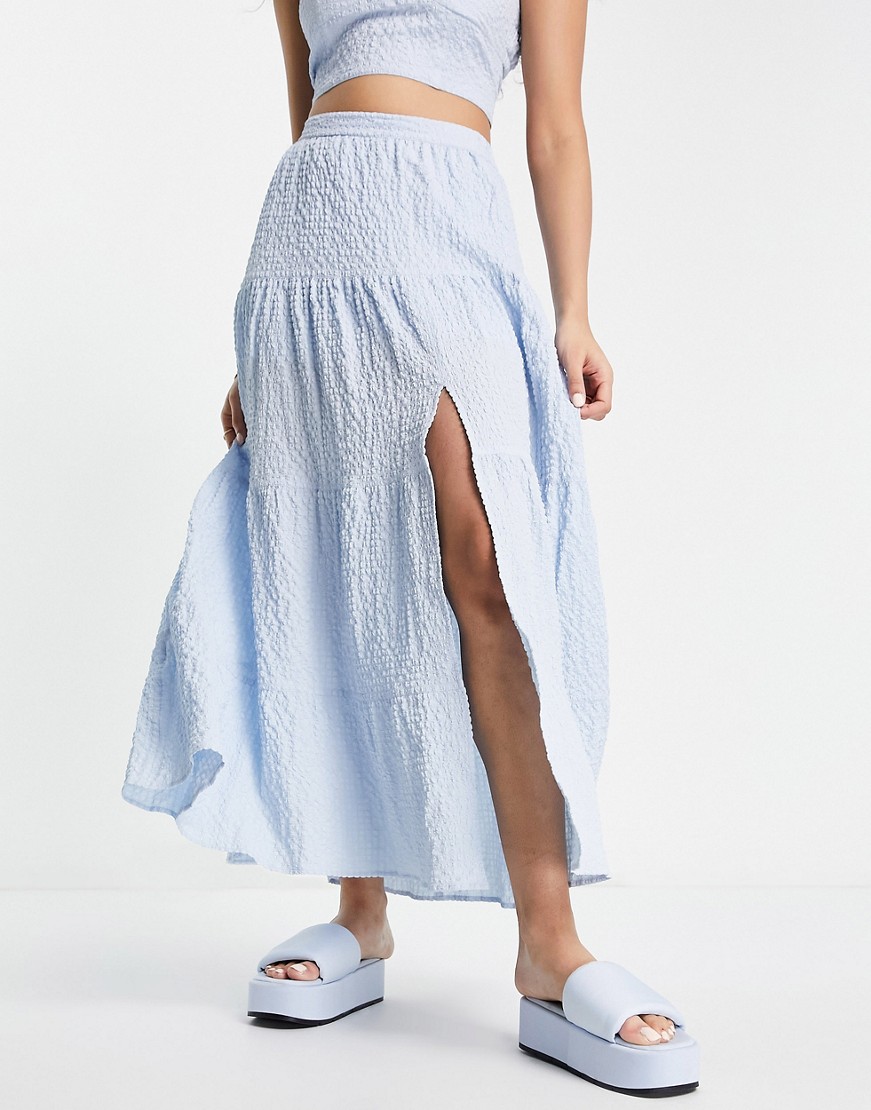 Jasnoniebieska-warstwowa-spodnica-maxi-z-fakturowanego-materialu-34-3 Jasnoniebieska-warstwowa-spodnica-maxi-z-fakturowanego-materialu-34