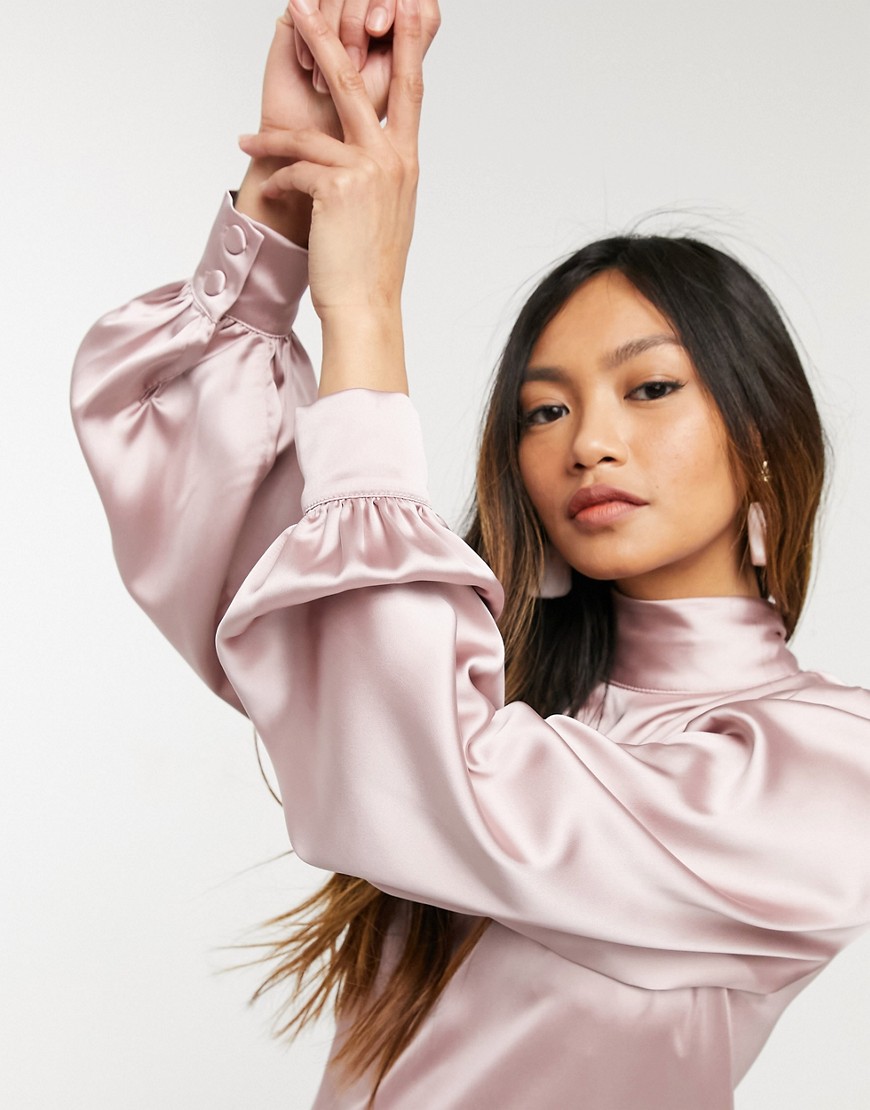 Jasnoróżowa sukienka mini o luźnym kroju defekt 44 Jasnorozowa-sukienka-mini-o-luznym-kroju-ze-stojka