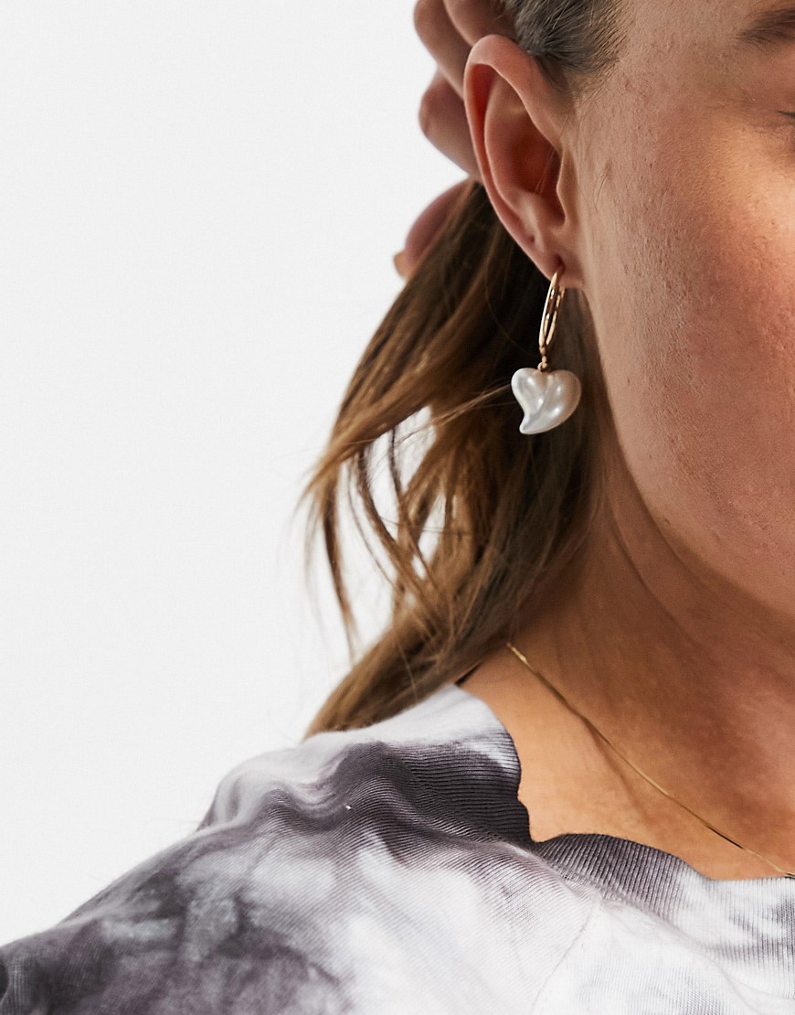 Kolczyki-kola-w-kolorze-zlota-z-perlowymi-zawieszkami-w-ksztalcie-serc-1 Kolczyki-kola-w-kolorze-zlota-z-perlowymi-zawieszkami-w-ksztalcie-serc