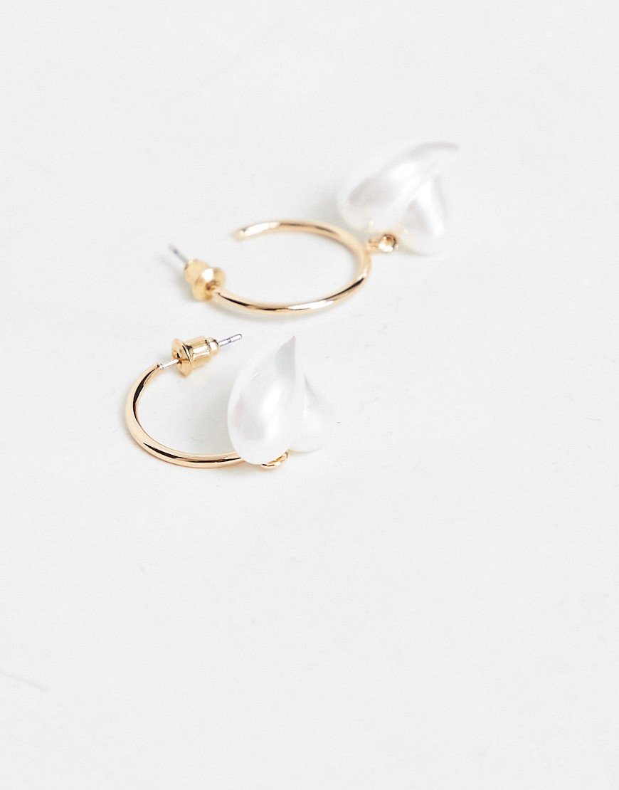 Kolczyki-kola-w-kolorze-zlota-z-perlowymi-zawieszkami-w-ksztalcie-serc-3 Kolczyki-kola-w-kolorze-zlota-z-perlowymi-zawieszkami-w-ksztalcie-serc