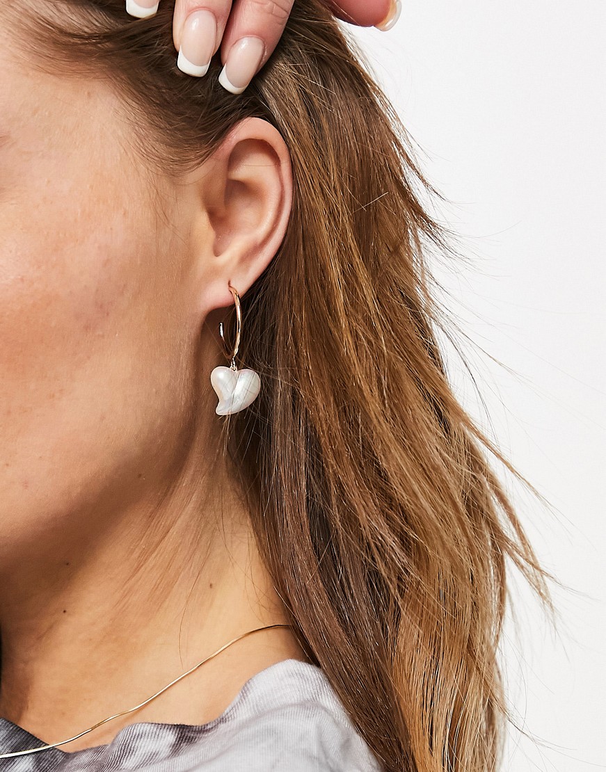 Kolczyki-koła w kolorze złota z perłowymi zawieszkami w kształcie serc Kolczyki-kola-w-kolorze-zlota-z-perlowymi-zawieszkami-w-ksztalcie-serc