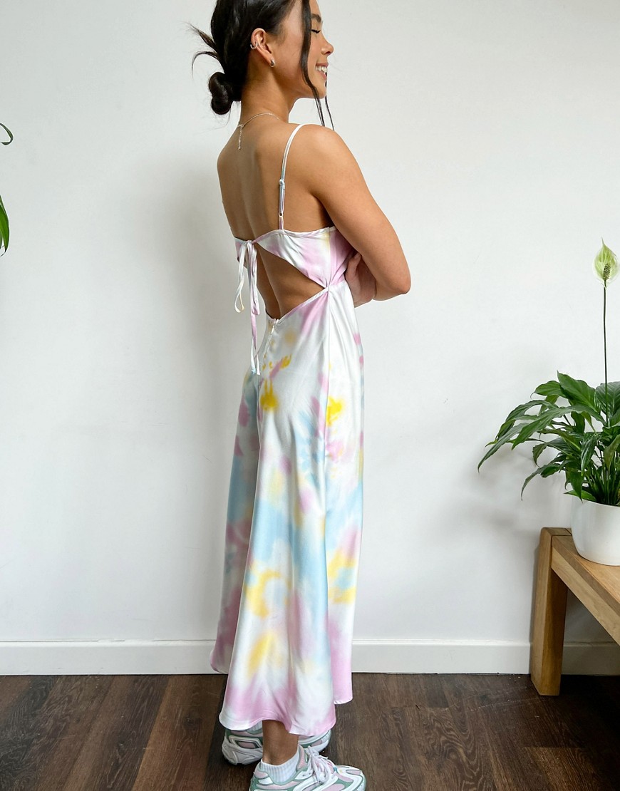 Kolorowa-satynowa-sukienka-midi-na-ramiaczkach-z-odkrytymi-plecami-i-efektem-tie-dye-36-1 Kolorowa-satynowa-sukienka-midi-na-ramiaczkach-z-odkrytymi-plecami-i-efektem-tie-dye-36