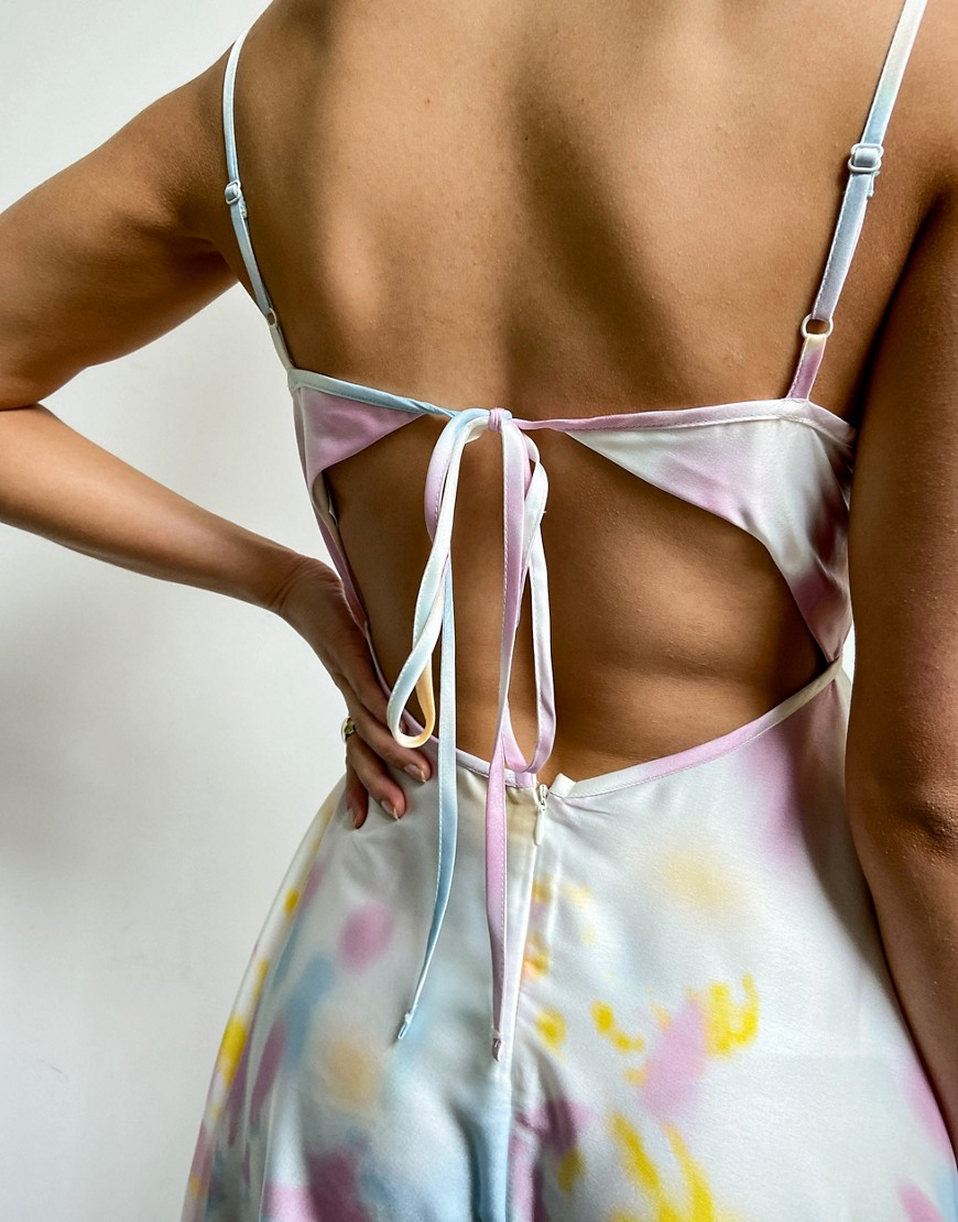 Kolorowa-satynowa-sukienka-midi-na-ramiaczkach-z-odkrytymi-plecami-i-efektem-tie-dye-36-3 Kolorowa-satynowa-sukienka-midi-na-ramiaczkach-z-odkrytymi-plecami-i-efektem-tie-dye-36